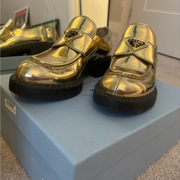 PRADA 
Metallic Brushed Calfskin Metal Triangle Logo 50mm Loafers 37,5 Platino. - Picture 4 of 9